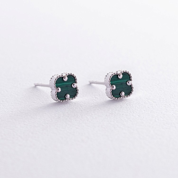 Cерьги - пусеты "Клевер" с малахитом mini (белое золото) с08412 от ювелирного магазина Оникс - 1