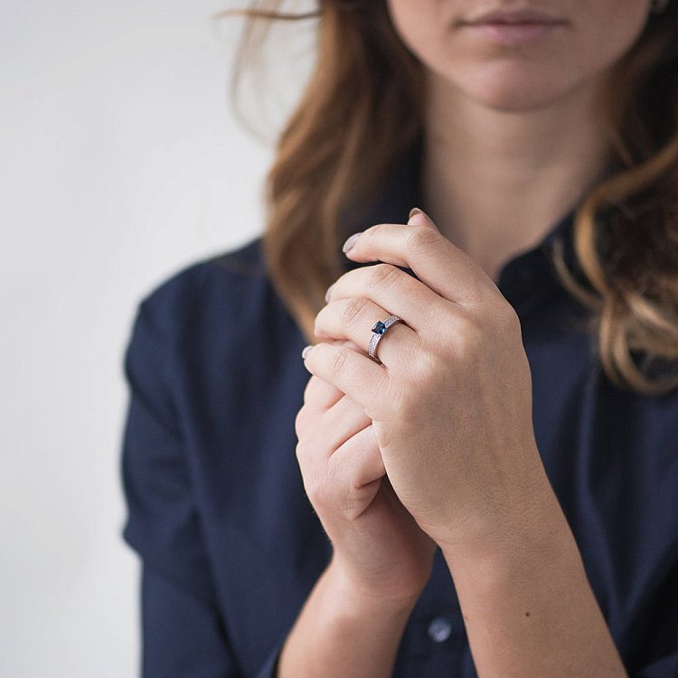 Золотое кольцо с Лондон топазом и фианитами 14026206 от ювелирного магазина Оникс - 3