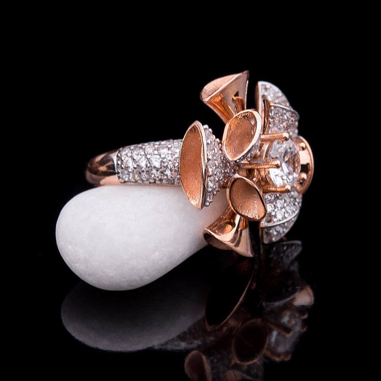 Золота каблучка "Квіточка" з фіанітами к04098 від ювелірного магазину Онікс - 2