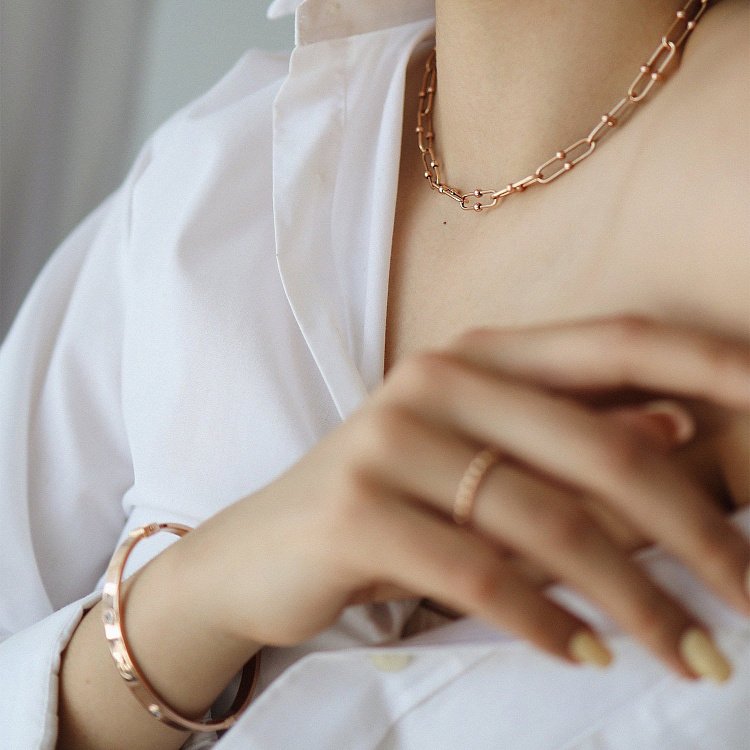 Жесткий золотой браслет с фианитами б04194 от ювелирного магазина Оникс - 3