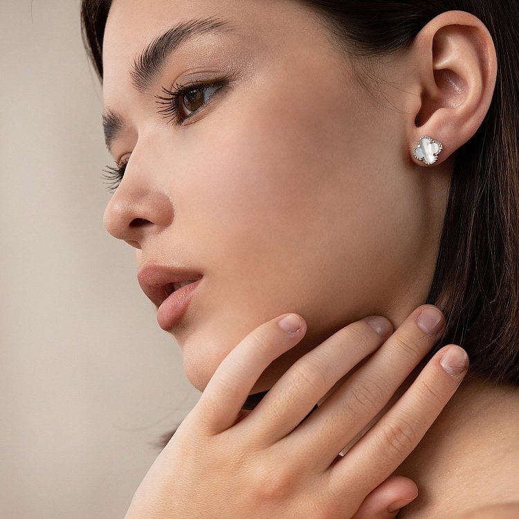 Серебряные серьги - пусеты "Клевер" с перламутром 121806 - 3 Серебряные серьги - пусеты "Клевер" с перламутром 121806 от ювелирного магазина Оникс - 3