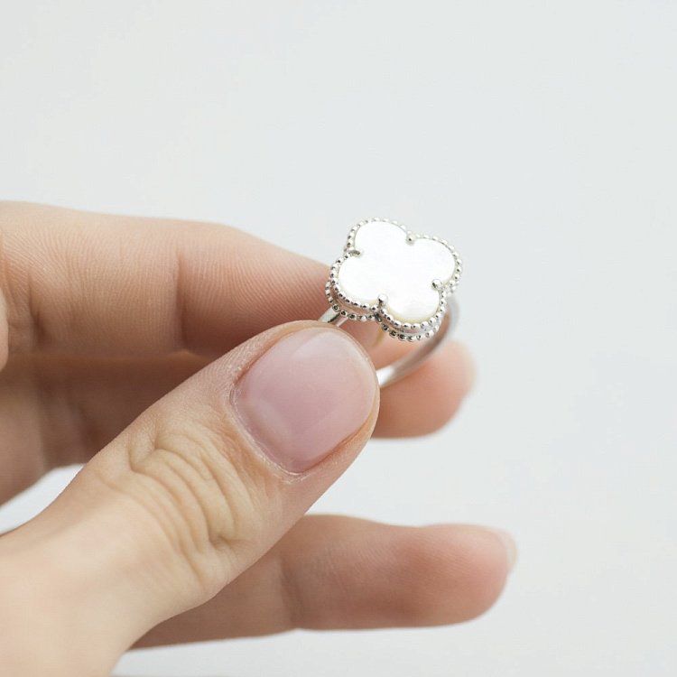 Серебряное кольцо "Клевер" с перламутром 111626 от ювелирного магазина Оникс - 4