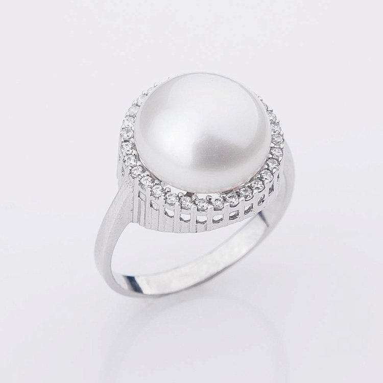 Золота каблучка з фіанітами і культ. прісн. перлами к02843 від ювелірного магазину Онікс