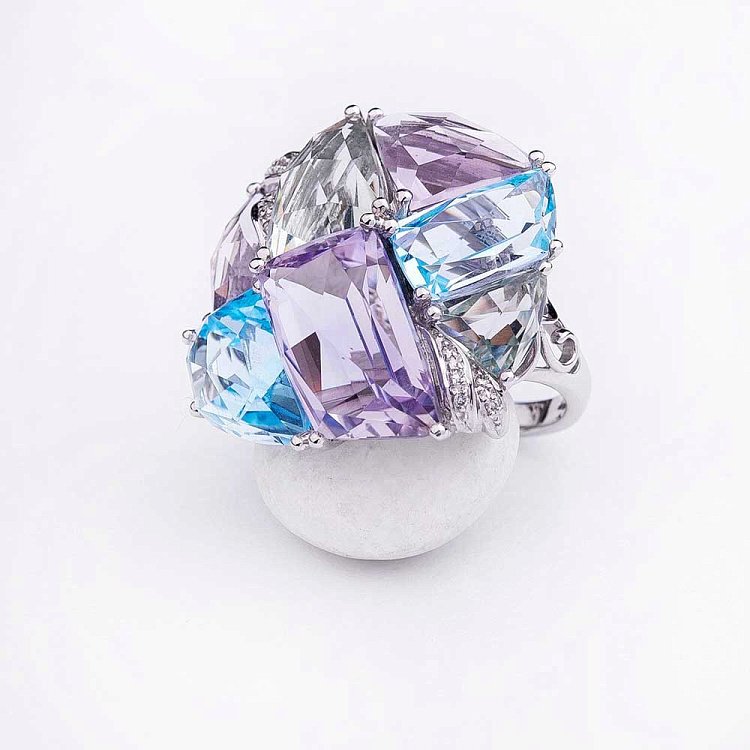 Золотое кольцо с бриллиантами, аметистами и топазами R25030 от ювелирного магазина Оникс