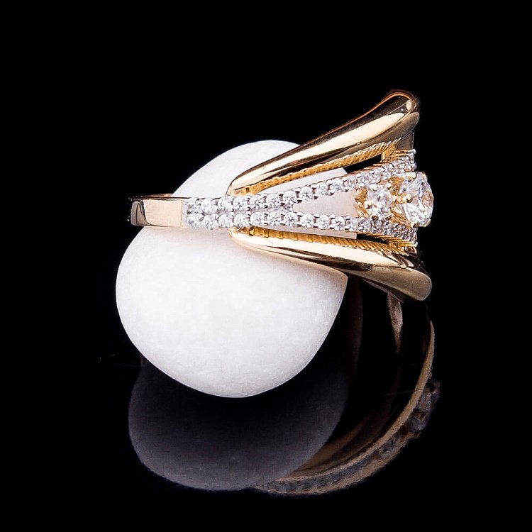 Золота каблучка "Гітара" з фіанітами к03973 від ювелірного магазину Онікс - 1