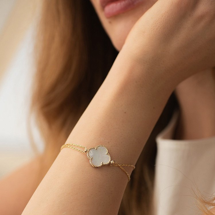 Подвійний браслет "Конюшина" в жовтому золоті (перламутр) б05498 від ювелірного магазину Онікс - 1