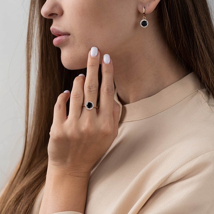 Золотое кольцо с пиропом (гранатом) и фианитами к02124п от ювелирного магазина Оникс - 1