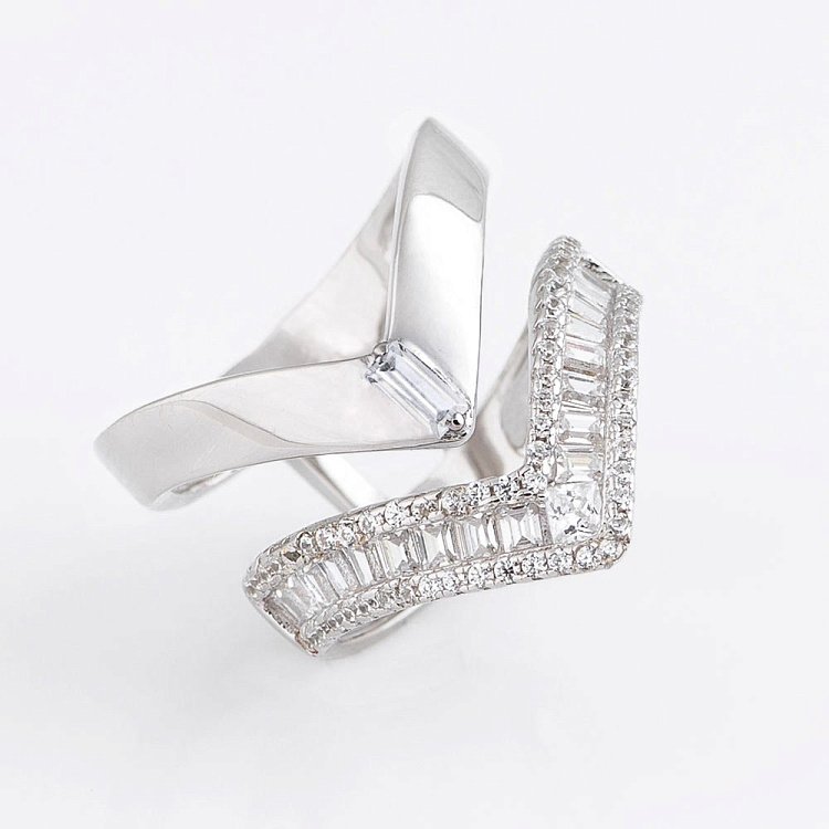 Срібний перстень з фіанітами 111878 від ювелірного магазину Онікс - 1