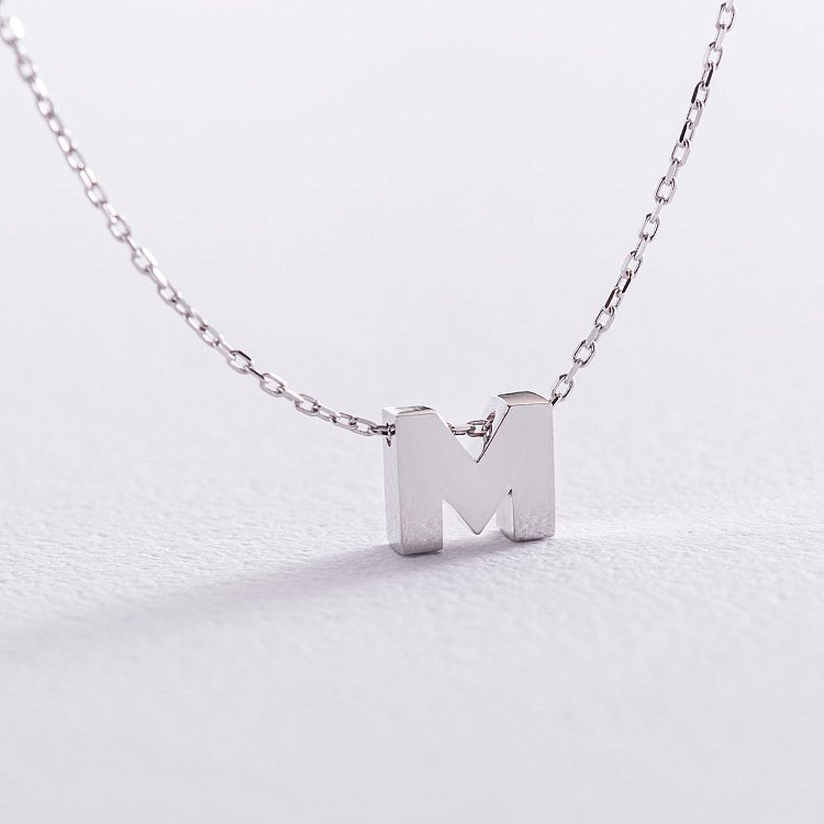 Колье с буквой "М" в белом золоте кол01254М от ювелирного магазина Оникс