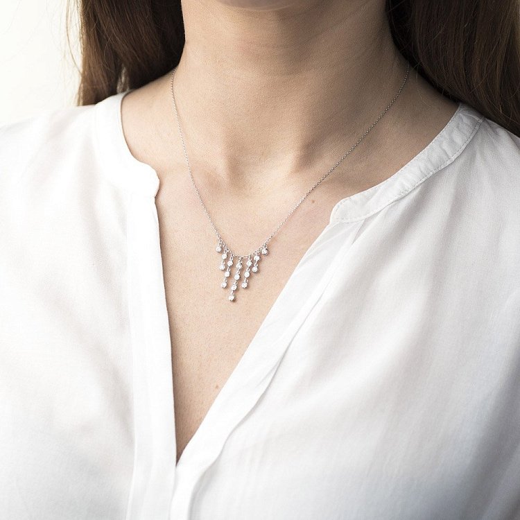 Серебряное колье с фианитами 18513 от ювелирного магазина Оникс