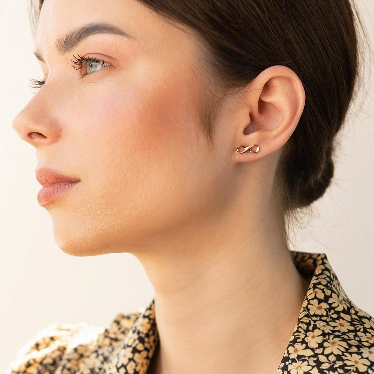 Серьги - пусеты "Бесконечность" в красном золоте с07173 от ювелирного магазина Оникс - 1