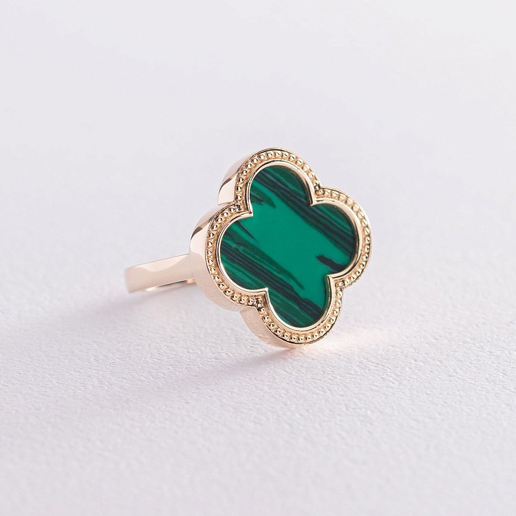 Золота каблучка "Конюшина" з малахітом к06749 від ювелірного магазину Онікс