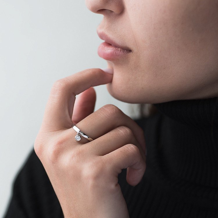 Серебряное кольцо с фианитом 112087 - 1 Серебряное кольцо с фианитом 112087 от ювелирного магазина Оникс - 1