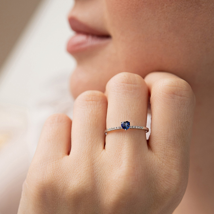 Золота каблучка "Сердечко" з діамантами і сапфіром кб0625ca від ювелірного магазину Онікс - 5