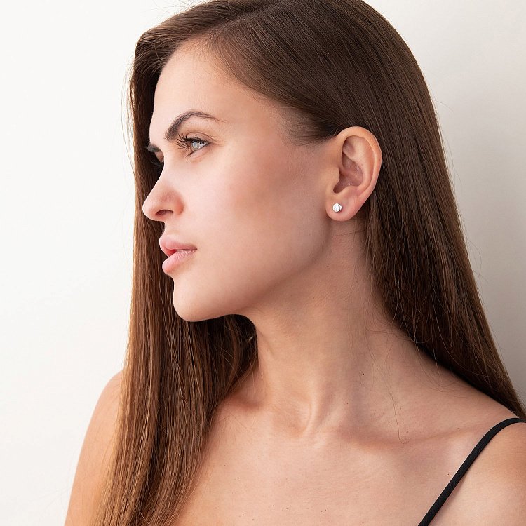 Срібні сережки - пусети з фіанітами 121251 від ювелірного магазину Онікс - 1