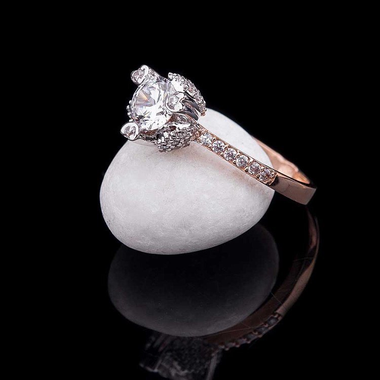 Золотое помолвочное кольцо с фианитами к04587 от ювелирного магазина Оникс - 1