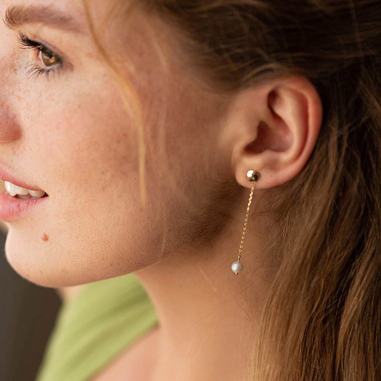 Серьги - пусеты "Жемчужина на цепочке" в желтом золоте с08293 от ювелирного магазина Оникс - 3