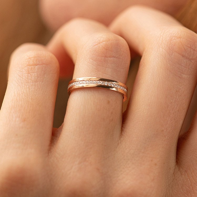 Каблучка з доріжкою діамантів (червоне золото) 236742421 від ювелірного магазину Онікс - 1