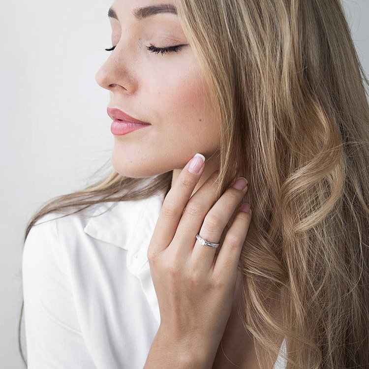 Серебряное помолвочное кольцо (фианиты) 112070 - 4 Серебряное помолвочное кольцо (фианиты) 112070 от ювелирного магазина Оникс - 4