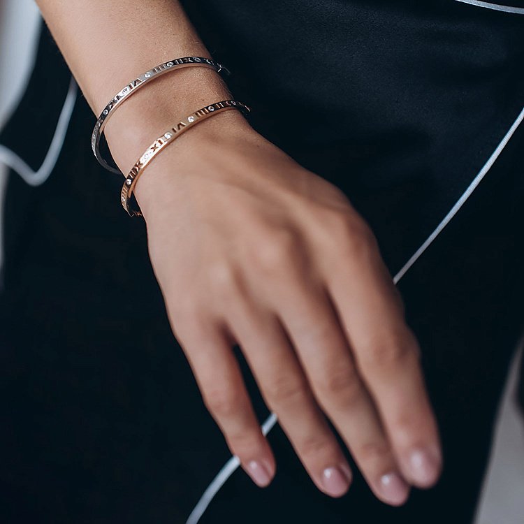 Жорсткий золотий браслет "Римські цифри" з фіанітами б04090 від ювелірного магазину Онікс - 3