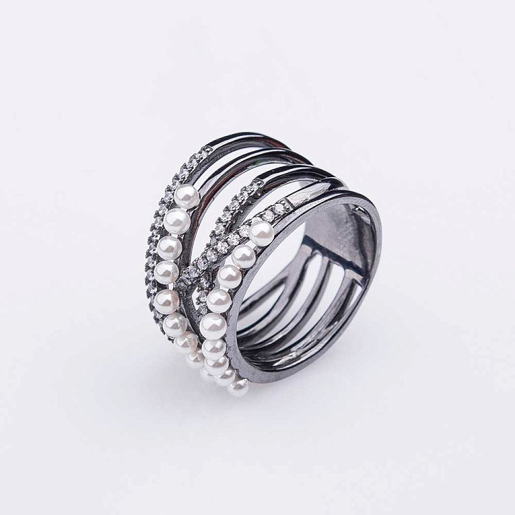 Кольцо с фианитами и искусственными жемчужинами 111831 от ювелирного магазина Оникс