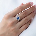 Золотое кольцо с синим сапфиром и бриллиантами км0152 от ювелирного магазина Оникс - 1