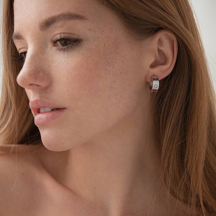 Сережки - кільця "Love" в білому золоті  с07313 від ювелірного магазину Онікс - 1