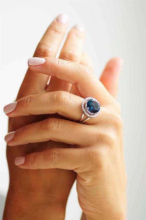 Золотое кольцо с голубым "Лондон" топазом и фианитами к416 от ювелирного магазина Оникс