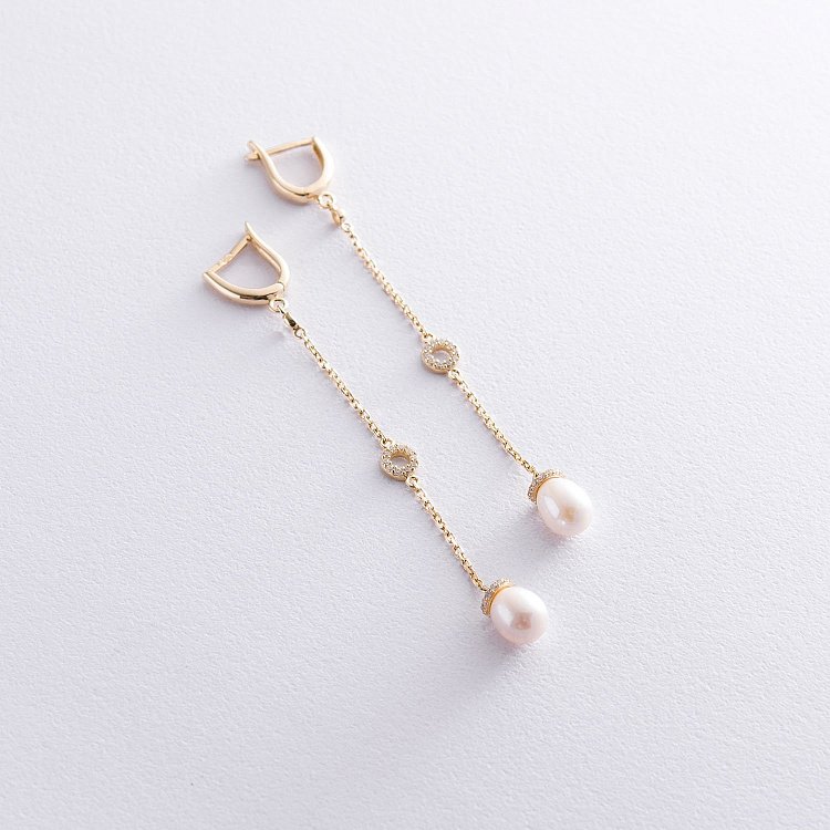 Серьги в желтом золоте (жемчуг, фианиты) с06886 от ювелирного магазина Оникс