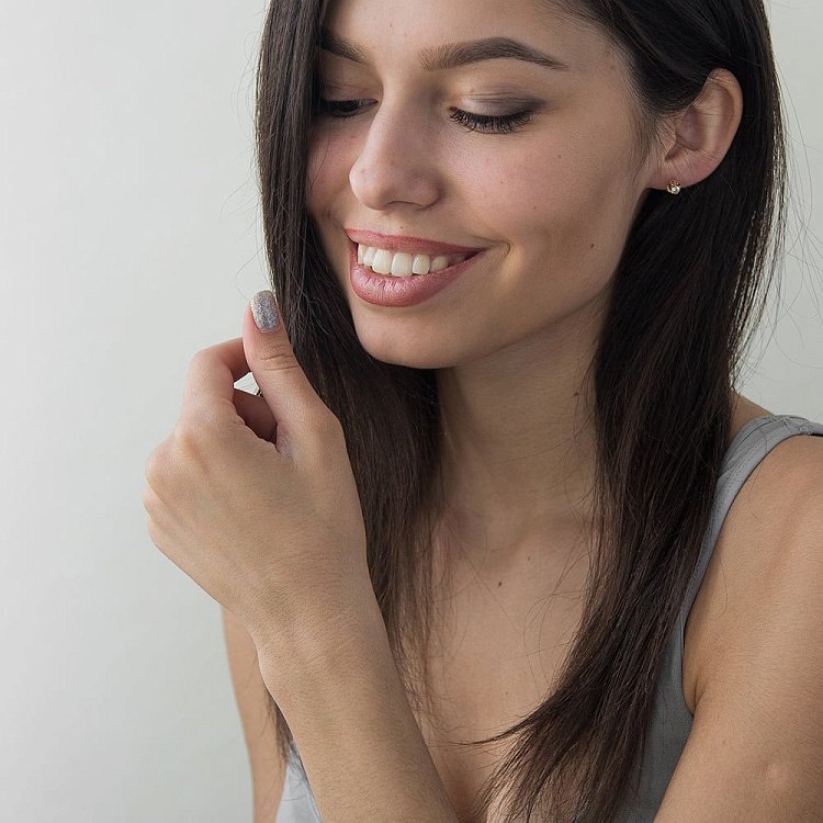 Золотые серьги-гвоздики с бриллиантами е0598к от ювелирного магазина Оникс - 2