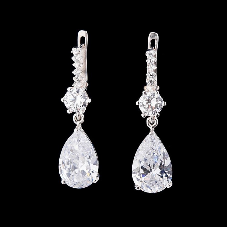 Срібні сережки з фіанітами 121018 від ювелірного магазину Онікс