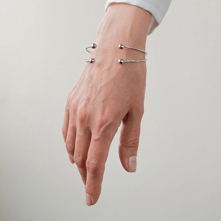 Жорсткий браслет "Кульки" (біле золото) б05580 від ювелірного магазину Онікс - 3