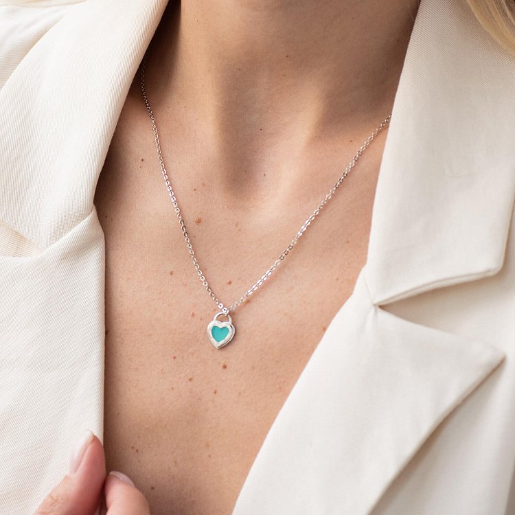 Серебряное колье "Сердечко" с эмалью 181192 от ювелирного магазина Оникс - 1