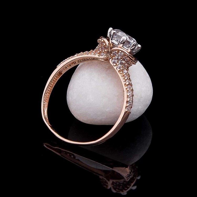 Золота заручальна каблучка з фіанітами к04589 від ювелірного магазину Онікс - 2