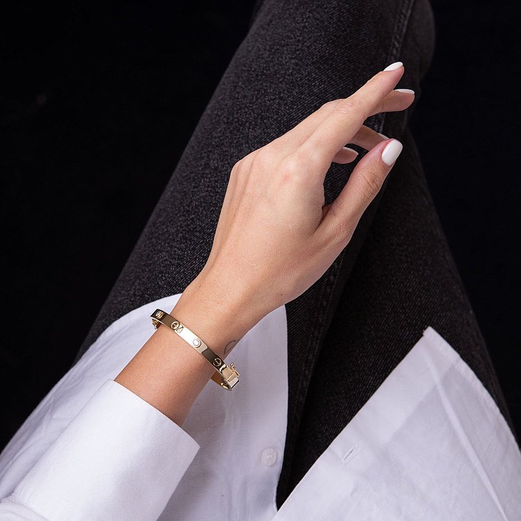 Жесткий браслет "Love" из желтого золота (фианит) б04740 от ювелирного магазина Оникс - 1