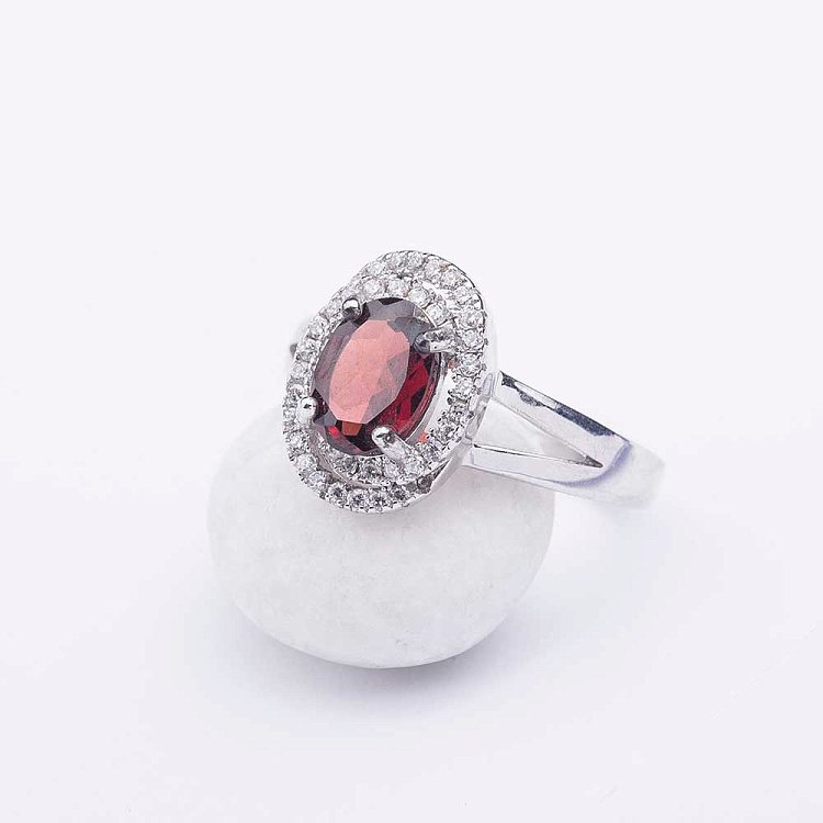 Серебряное кольцо с фианитами 111531 - 1 Серебряное кольцо с фианитами 111531 от ювелирного магазина Оникс - 1