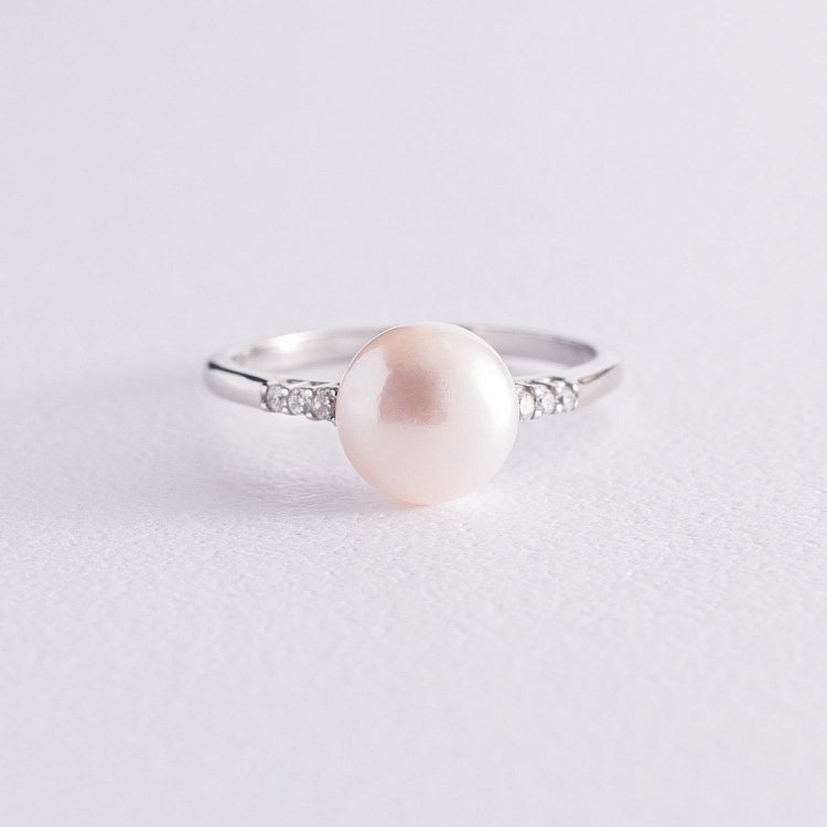 Срібна каблучка з перлиною і фіанітами 1805/1р-PWT від ювелірного магазину Онікс