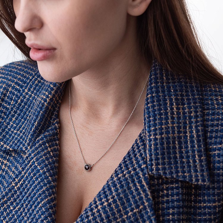 Срібне кольє з піропом 18984 від ювелірного магазину Онікс - 1