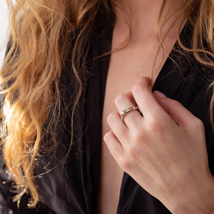 Помолвочное золотое кольцо с бриллиантом кб0408 - 1 Помолвочное золотое кольцо с бриллиантом кб0408 от ювелирного магазина Оникс - 1