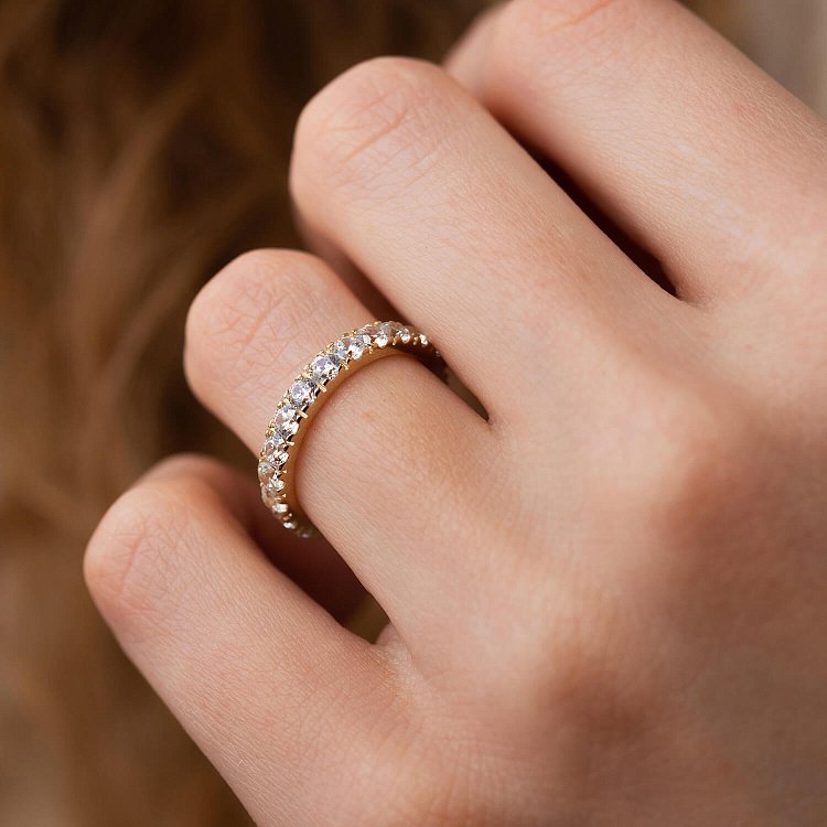 Кольцо с дорожкой камней в желтом золоте (фианиты) к07389 - 3 Кольцо с дорожкой камней в желтом золоте (фианиты) к07389 от ювелирного магазина Оникс - 3