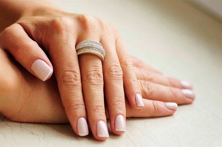 Женское кольцо из белого и желтого золота с фианитами к03307 от ювелирного магазина Оникс