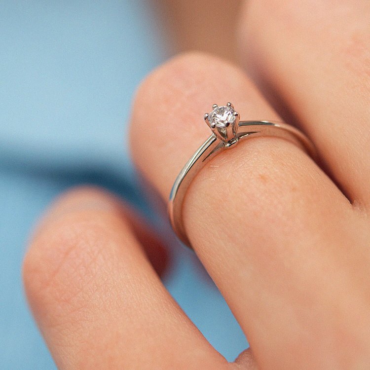 Помолвочное кольцо с фианитом (белое золото) к07170 - 1 Помолвочное кольцо с фианитом (белое золото) к07170 от ювелирного магазина Оникс - 1