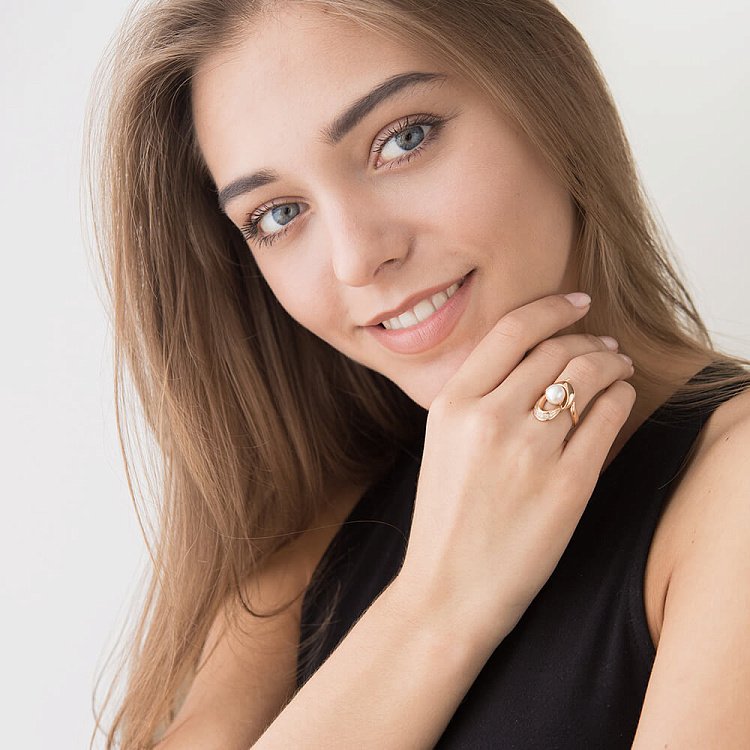 Кольцо с жемчугом и фианитами к00495 Кольцо с жемчугом и фианитами к00495 от ювелирного магазина Оникс