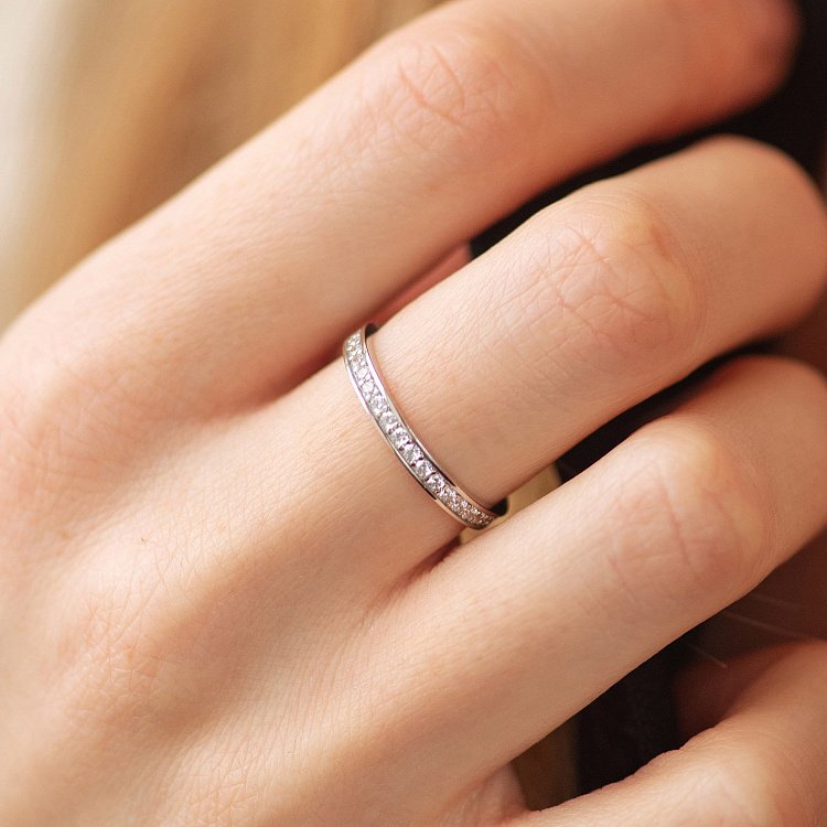 Каблучка з доріжкою фіанітів (біле золото) к08015 від ювелірного магазину Онікс - 3