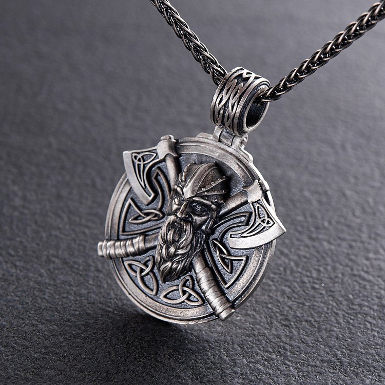 Серебряный кулон "Викинг с топорами" 266 от ювелирного магазина Оникс