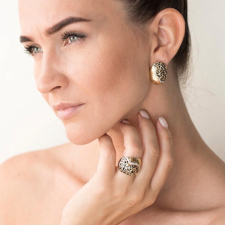 Золотое кольцо с фианитами и эмалью к03991 от ювелирного магазина Оникс - 3