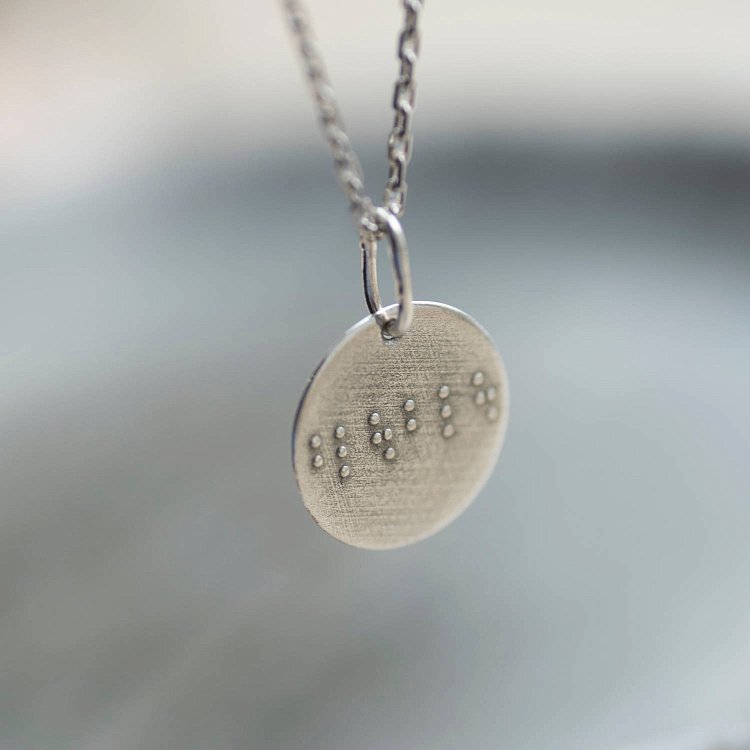 Срібний кулон з індивідуальним гравіюванням шрифтом Брайля (17 мм) 132722br від ювелірного магазину Онікс - 6