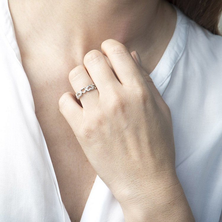 Серебряное кольцо "Сердечки" (фианиты) 112042 от ювелирного магазина Оникс - 3