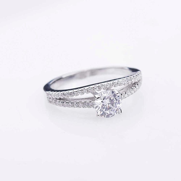 Помолвочное кольцо с фианитами 111839 от ювелирного магазина Оникс