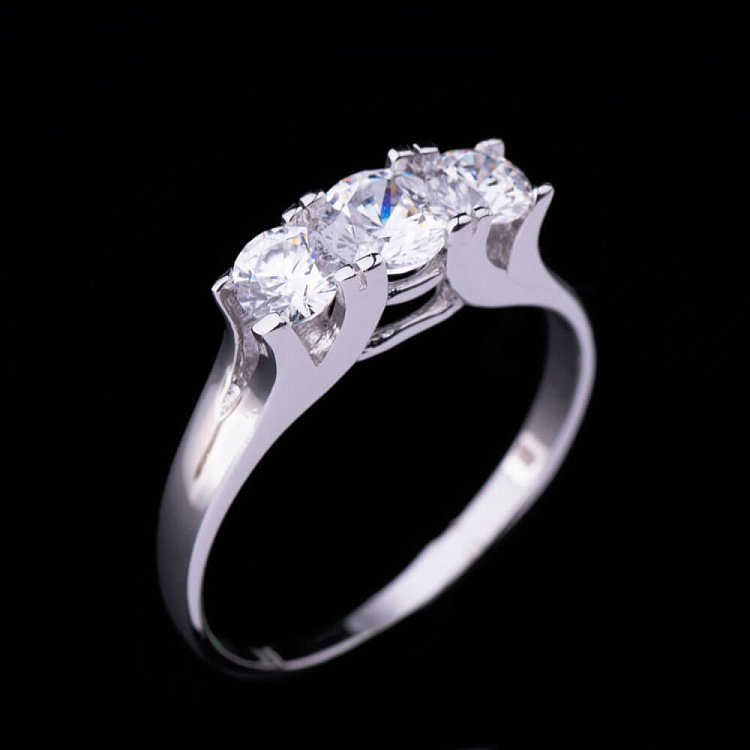 Кольцо с фианитами из серебра 111620 от ювелирного магазина Оникс